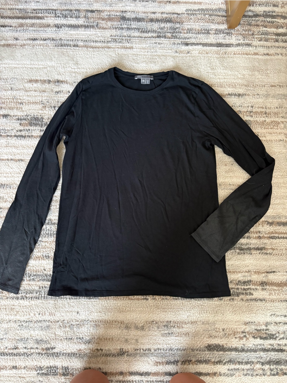 Women’s XS VINCE Long Sleeve Solid Black Shirt With Shinny Sparkly Sleeve Accent
